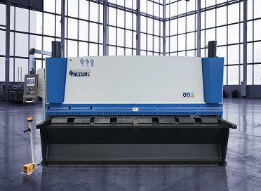 Hydraulic shearing machine